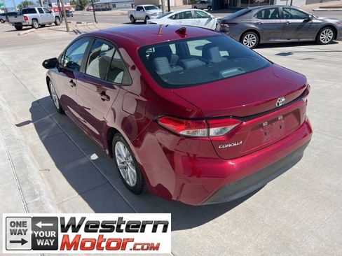 Used 2023 Toyota Corolla LE image 3