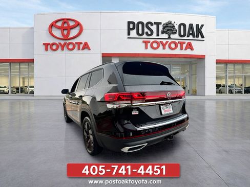 Used 2024 Volkswagen Atlas SE w/ Panoramic Sunroof Package FWD image 4