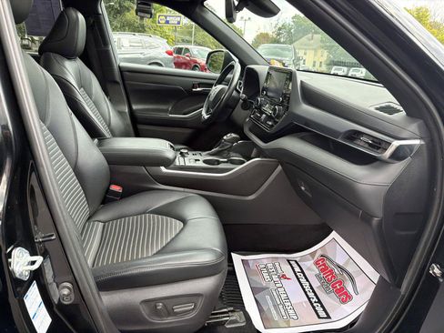 Used 2021 Toyota Highlander XSE AWD/4WD image 24