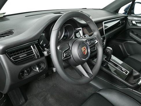 Certified 2025 Porsche Macan image 4