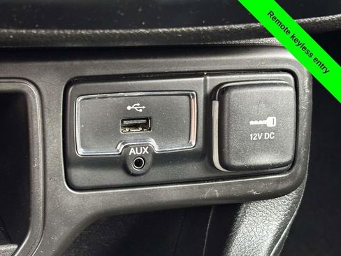 Used 2018 Jeep Renegade Latitude FWD image 20