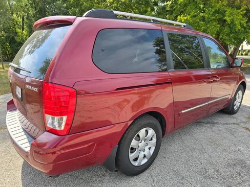 Used 2008 Hyundai Entourage Limited image 7