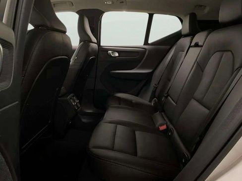 Used 2025 Volvo XC40 B5 Plus image 18
