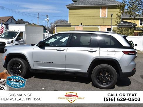 Used 2025 Jeep Grand Cherokee Altitude AWD/4WD image 9
