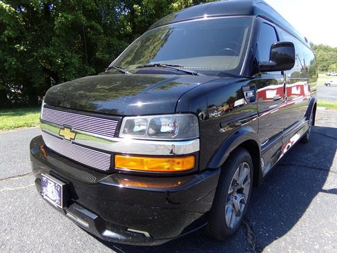 Used 2022 Chevrolet Express 2500 Extended RWD image 2
