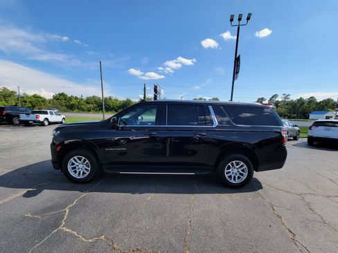 Used 2024 Chevrolet Suburban LT RWD image 2