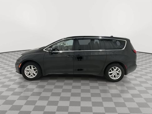 Used 2023 Chrysler Pacifica Touring-L FWD image 2