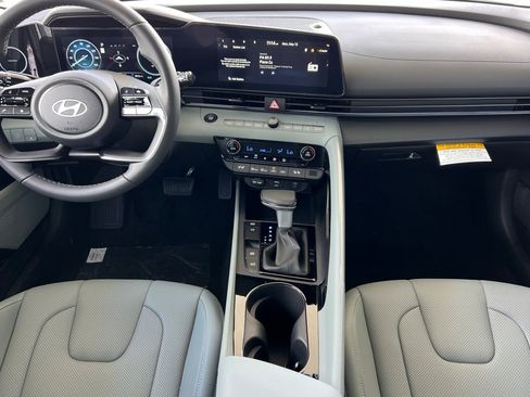 New 2025 Hyundai Elantra Limited image 11