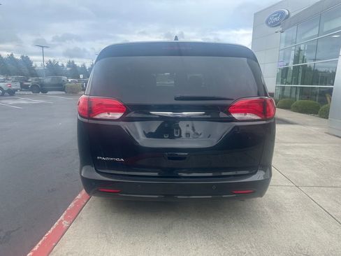 Used 2018 Chrysler Pacifica L FWD image 3