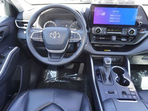 Certified 2024 Toyota Highlander XLE FWD image 13