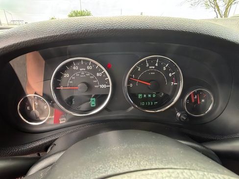 Used 2018 Jeep Wrangler Unlimited Sahara w/ Connectivity Group AWD/4WD image 13