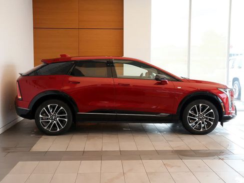 Used 2025 Cadillac Optiq Sport 2 w/ LPO, Floor Liner Package AWD/4WD image 8
