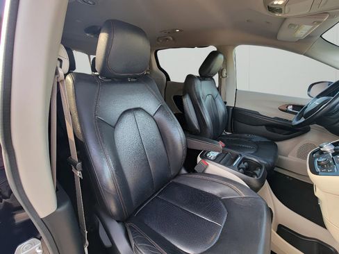 Used 2018 Chrysler Pacifica Touring-L image 37
