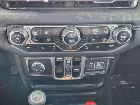Used 2024 Jeep Wrangler Unlimited Sahara w/ Technology Group AWD/4WD image 31