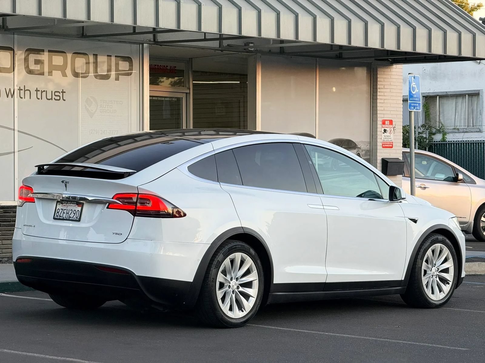 Used 2018 Tesla Model X 75D AWD/4WD image 8