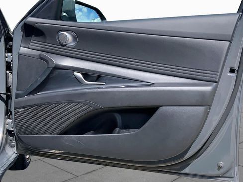 Used 2025 Hyundai Elantra Limited FWD image 23