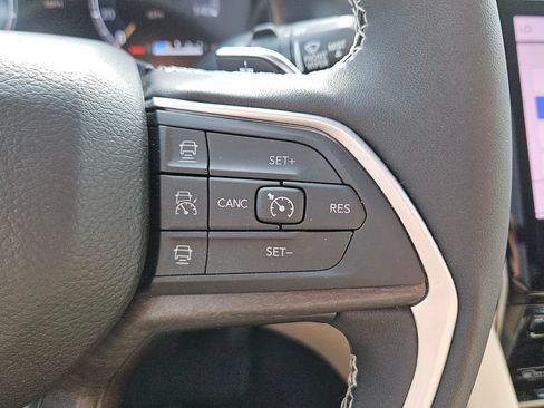 Used 2025 Jeep Grand Cherokee L Limited AWD/4WD image 23