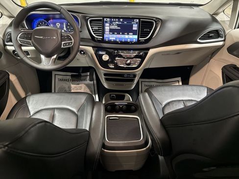 Used 2024 Chrysler Pacifica Touring-L FWD image 10