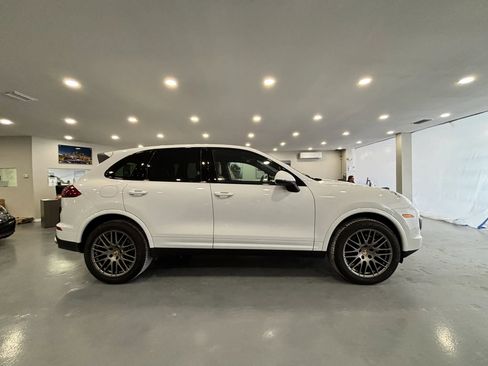 Used 2017 Porsche Cayenne Platinum Edition w/ Premium Package (PJV) image 8