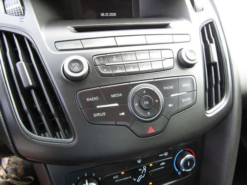 Used 2017 Ford Focus SE FWD image 15