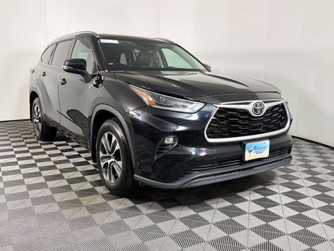 Used 2021 Toyota Highlander XLE AWD/4WD image 19