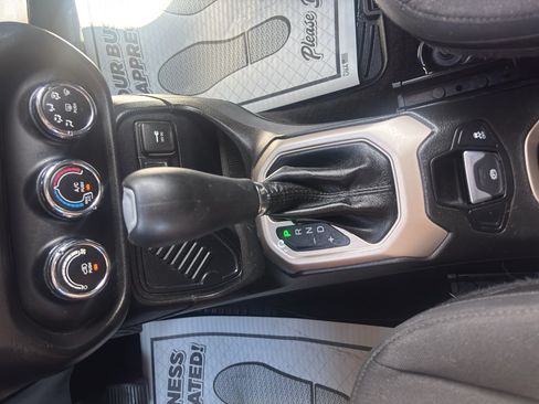Used 2016 Jeep Renegade 75th Anniversary FWD image 15