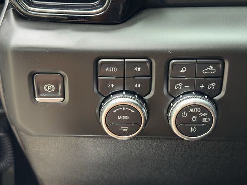 Used 2025 GMC Sierra 2500 AT4 AWD/4WD image 24
