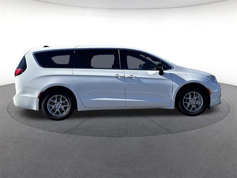 Used 2025 Chrysler Pacifica Select image 6