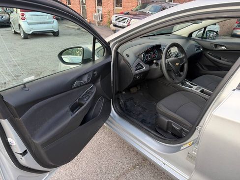 Used 2018 Chevrolet Cruze LS FWD image 10