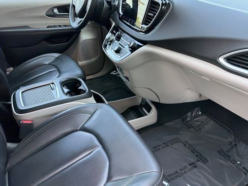 Used 2023 Chrysler Pacifica Touring-L FWD image 18