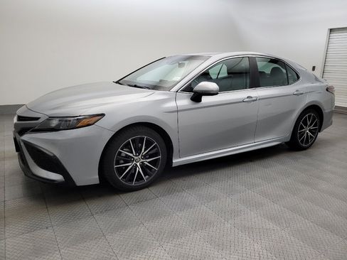 Used 2021 Toyota Camry SE image 2