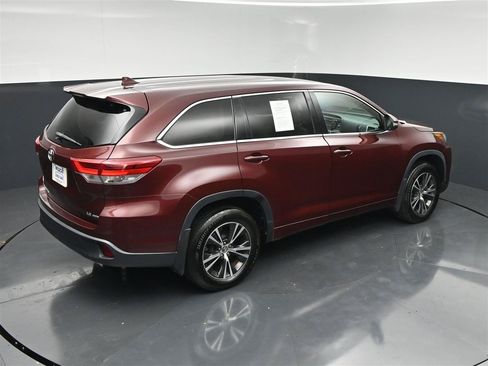 Used 2018 Toyota Highlander Plus w/ Carpet Mat Package (TMS) AWD/4WD image 23