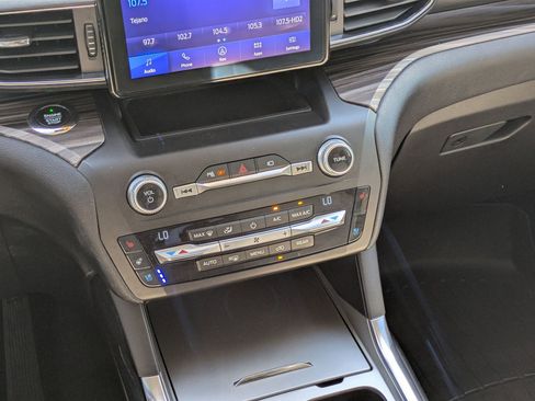 Used 2020 Ford Explorer Limited image 19