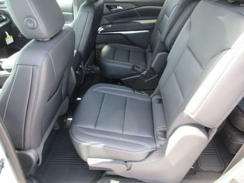New 2026 Chevrolet Traverse LT w/ Sun and Wheel Package AWD/4WD image 14