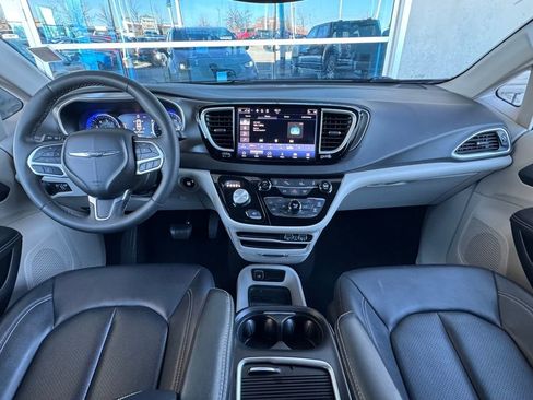 Used 2024 Chrysler Pacifica Touring-L image 4