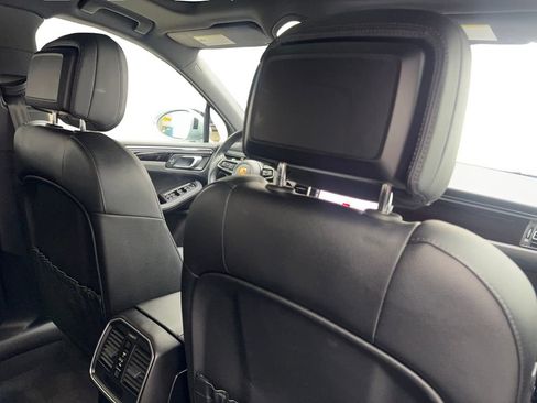 Used 2022 Porsche Macan image 40
