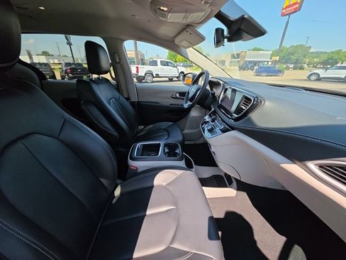 Used 2024 Chrysler Pacifica Limited FWD image 34