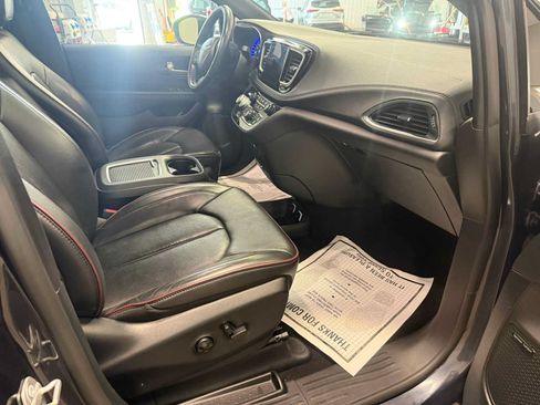 Used 2020 Chrysler Pacifica Limited FWD image 26