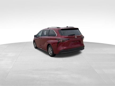 Used 2026 Toyota Sienna XLE image 8