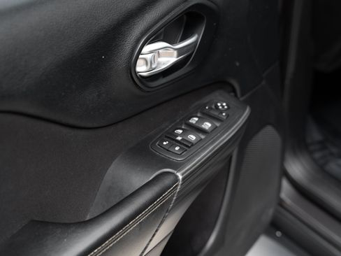 Used 2016 Jeep Cherokee Latitude w/ Cold Weather Group FWD image 19