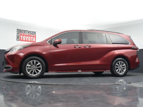 Used 2022 Toyota Sienna XLE FWD image 29