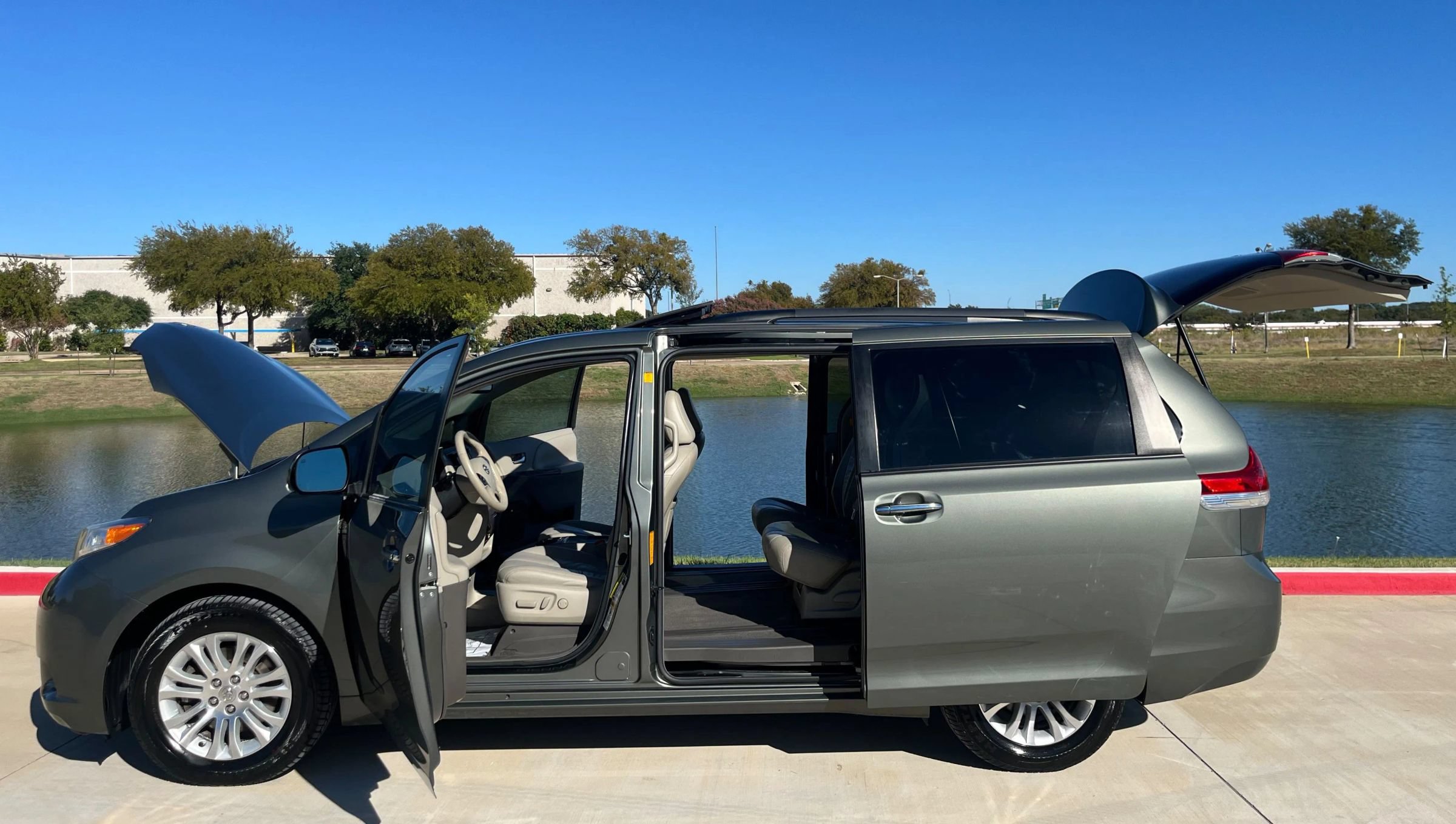 Used 2011 Toyota Sienna XLE w/ XLE Navigation Pkg FWD image 16