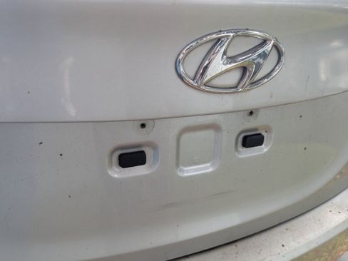 Used 2013 Hyundai Elantra GLS w/ Preferred Pkg FWD image 12