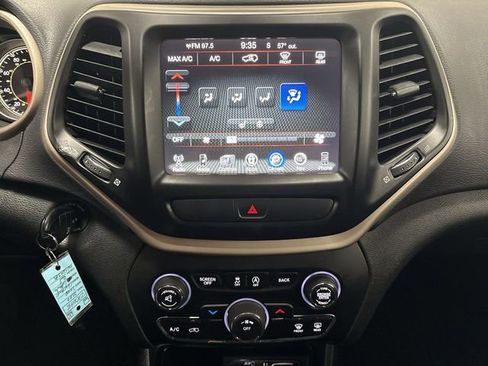 Used 2017 Jeep Cherokee Latitude w/ Cold Weather Group image 40