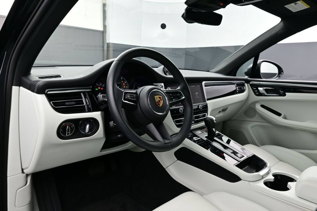 Certified 2023 Porsche Macan S AWD/4WD image 4