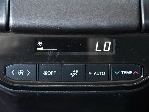 Used 2024 Toyota Highlander LE AWD/4WD image 39