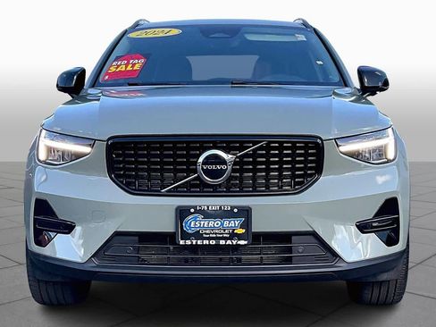 Used 2024 Volvo XC40 B5 Core image 3