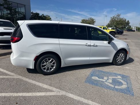 New 2026 Chrysler Pacifica Select image 32