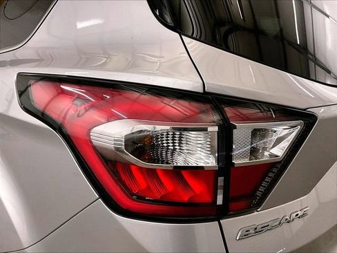 Used 2017 Ford Escape SE w/ SE Cold Weather Package AWD/4WD image 28