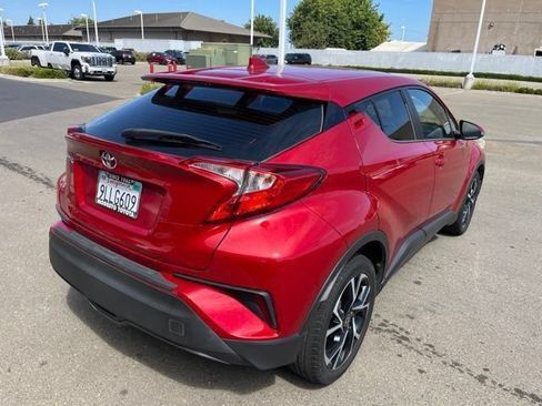 Used 2020 Toyota C-HR XLE FWD image 4